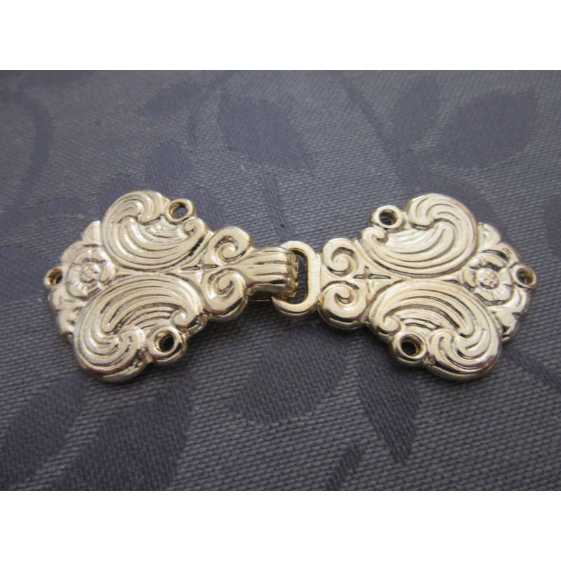 attache cape métallique motif "feuille d'acanthe" attache cape métallique motif "feuille d'acanthe"