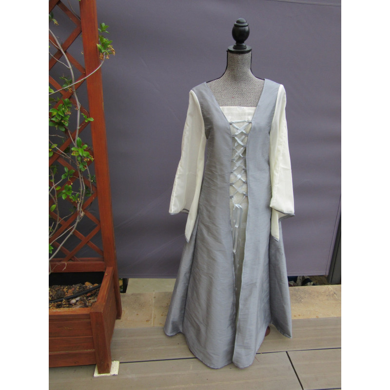 robe à lacets "elfique" en aspect soie argent et voile de lin écru robe à lacets "elfique" en aspect soie argent et voile de lin écru