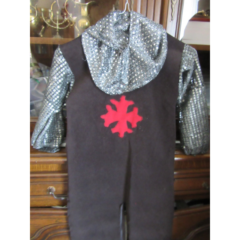 tabard long enfant en suédine, camail et écusson appliqué tabard long enfant en suédine, camail et écusson appliqué