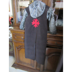 tabard  long enfant en suédine, camail et écusson appliqué