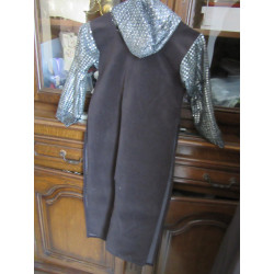 tabard  long enfant en suédine, camail et écusson appliqué