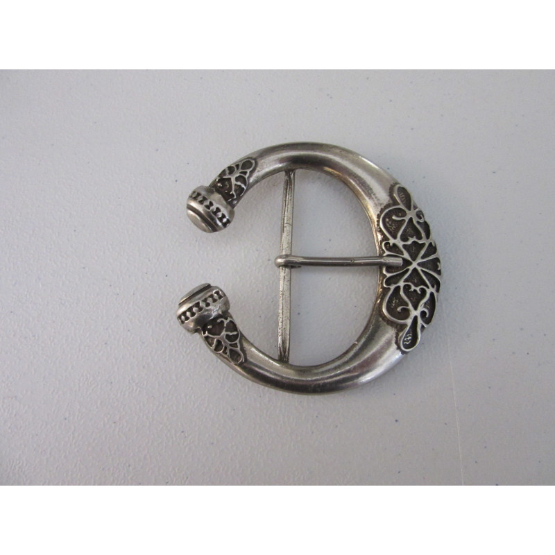 Grande boucle de ceinture demi-lune ouvragée Grande boucle de ceinture demi-lune ouvragée