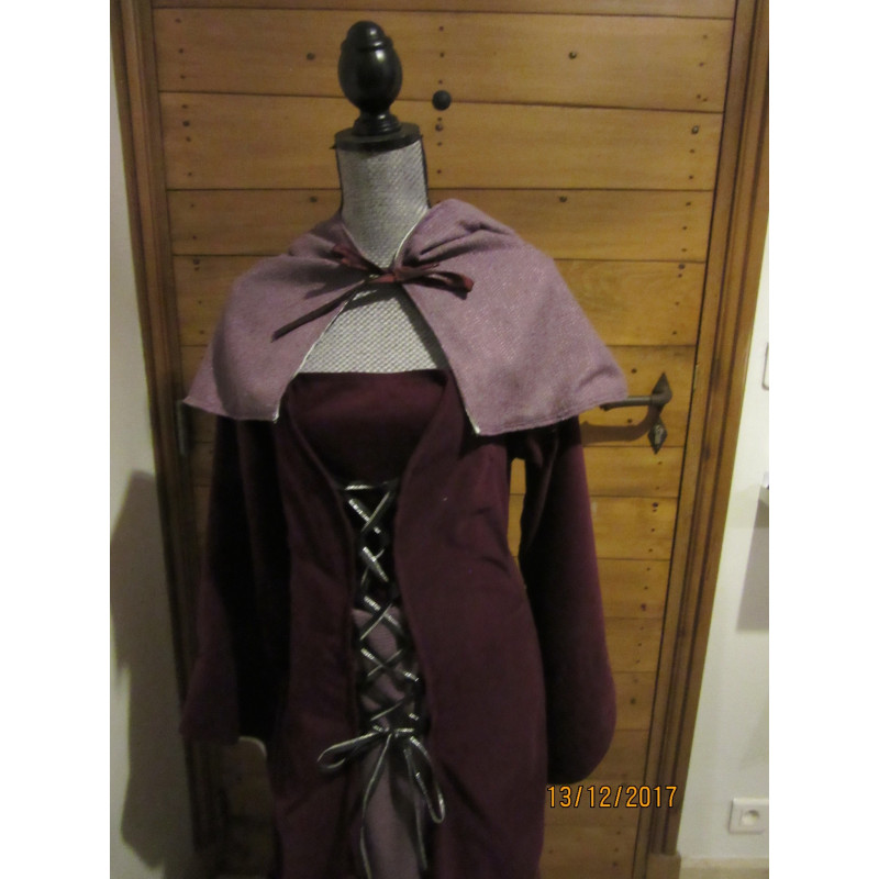 Location :Robe en velours et laine avec chaperon Location :Robe en velours et laine avec chaperon