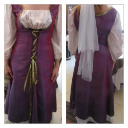 Location : Robe violette et blanc cassé moirée 