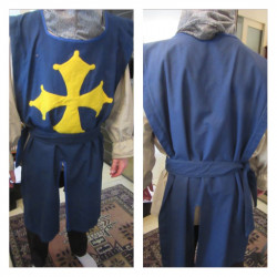 Location : Chevalier tabard bleu croix jaune